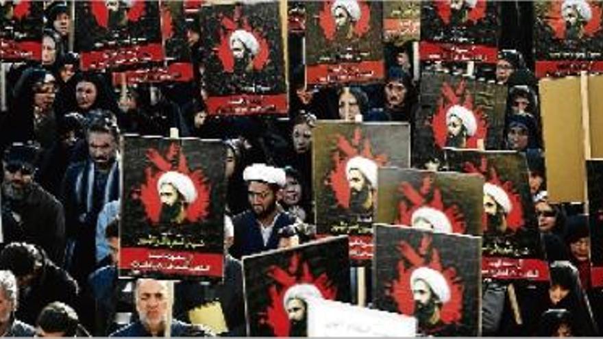 Manifestants contra l&#039;execució d&#039;Al Nimr, en una marxa a Teheran