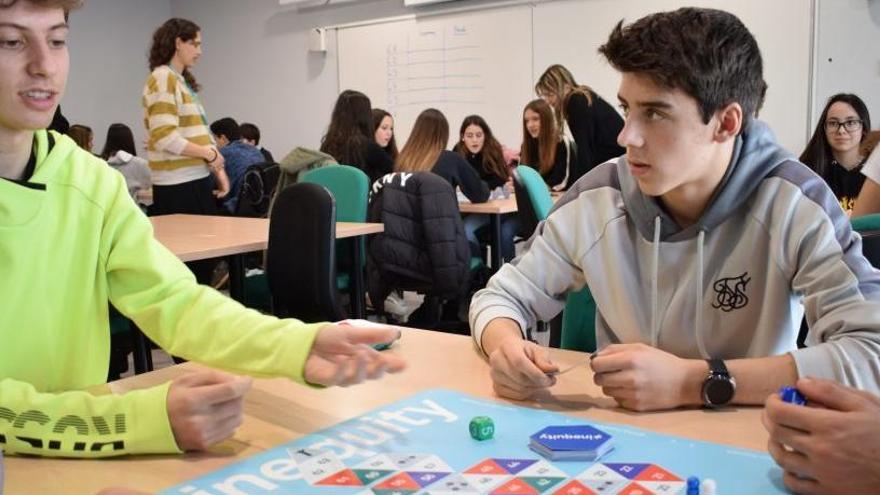 Alumnes de l&#039;institut Gerbert d&#039;Aurillac, de Sant Fruitós, jugant a l&#039;Inequity