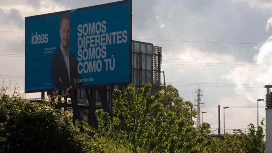 Cartel preelectoral del candidato de Ideas, Juan Morales, en Avilés.