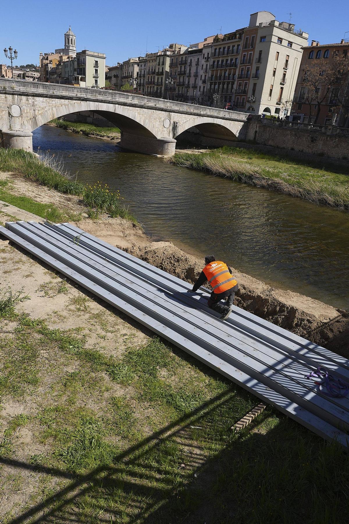 Els trebals d'emergència a la Plaça Catalunya de Girona