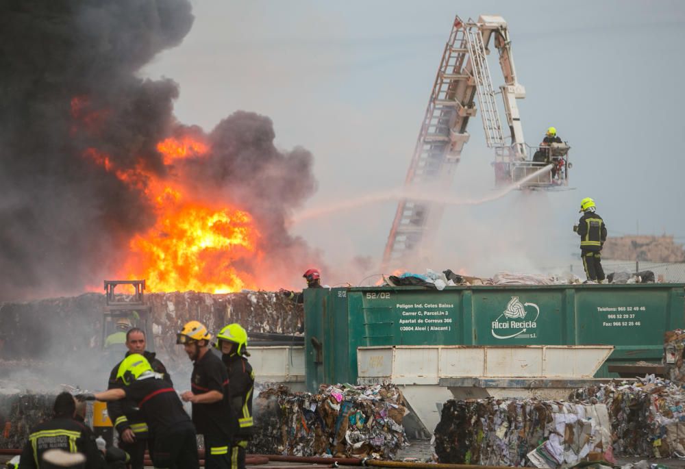 Más de una veintena de bomberos trabajaban anoche para sofocar el complicado incendio.