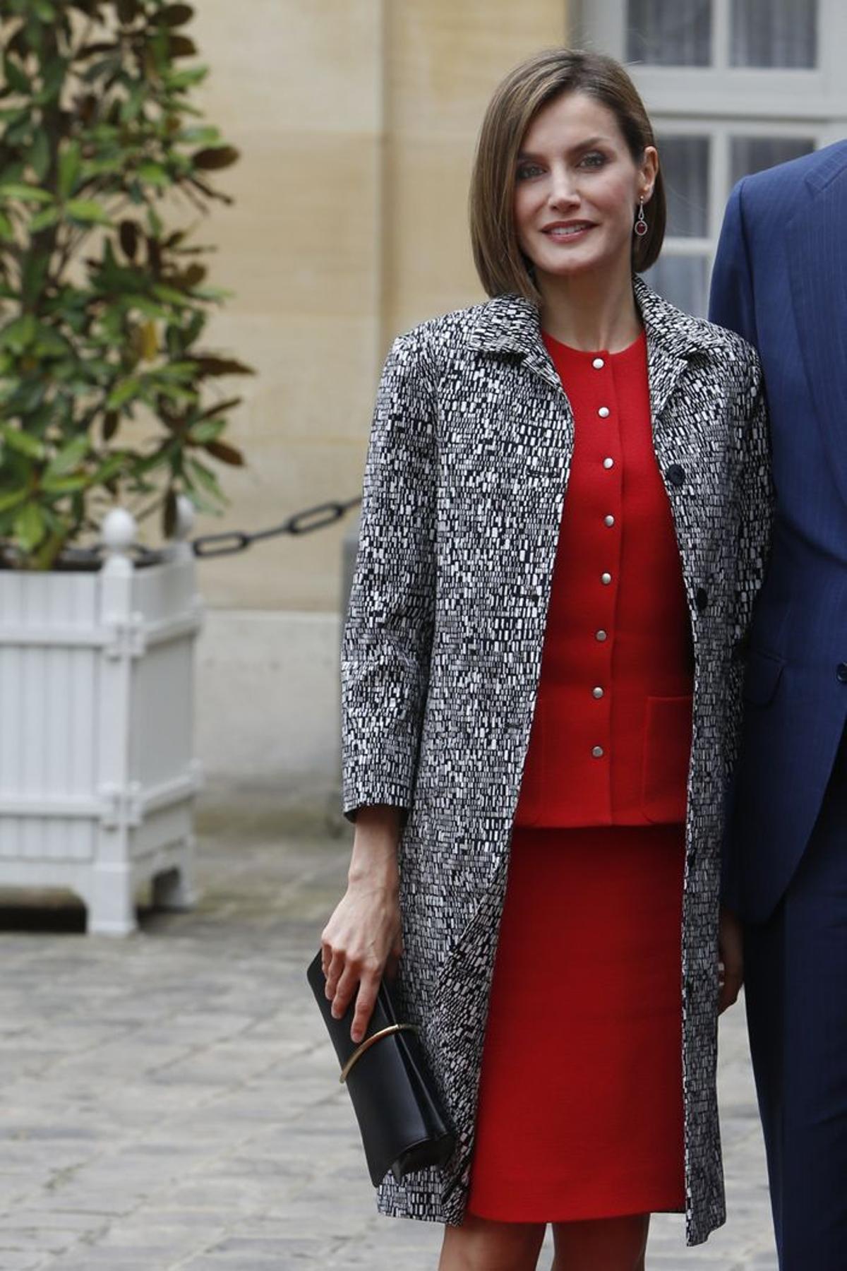 Letizia Ortiz con traje de chaqueta en rojo