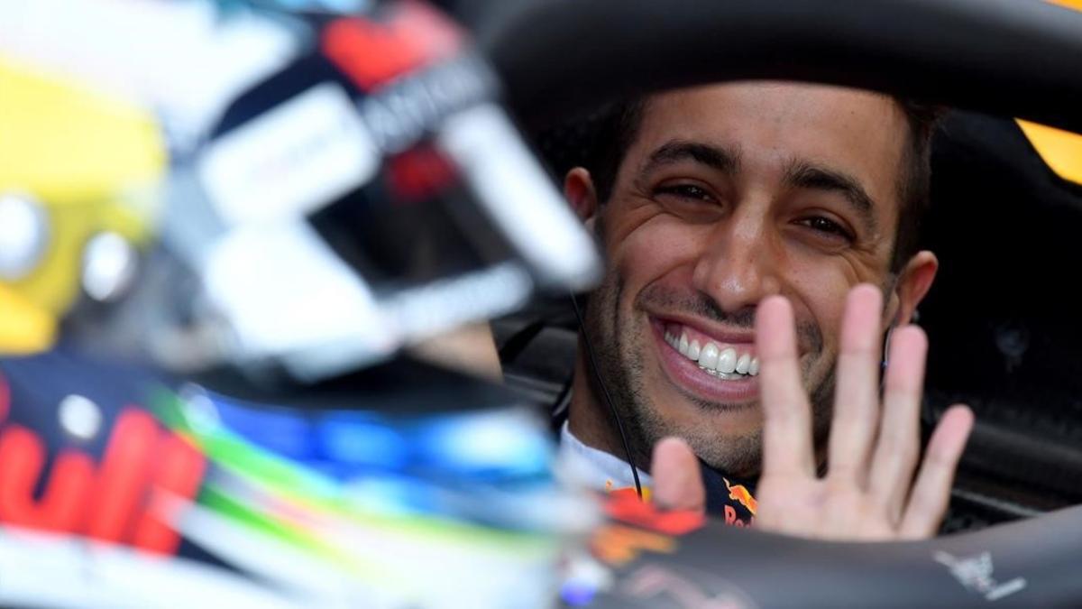 Daniel Ricciardo (Red Bull) saluda a la cámara en su box de Mónaco.