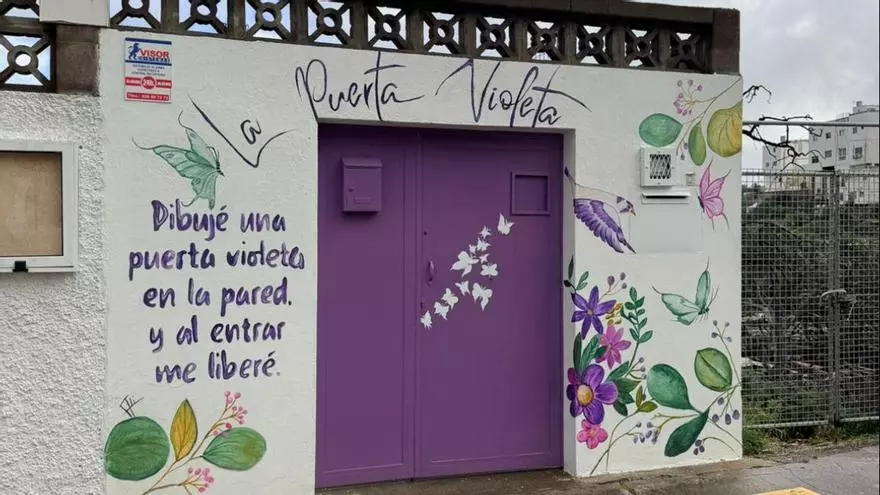 Lomo Magullo se suma al feminismo con una Puerta Violeta en su colegio