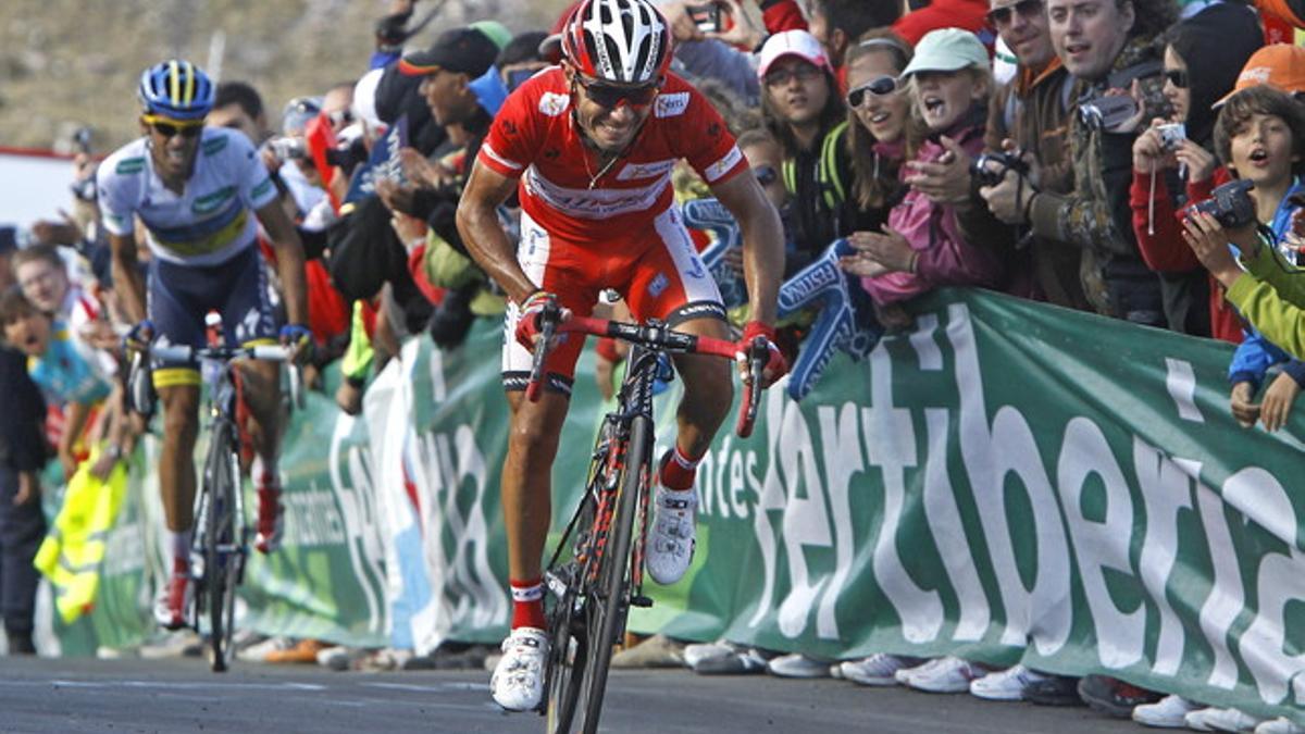 Joaquim 'Purito' Rodríguez (derecha), por delante de Alberto Contador, durante la ascensión al Cuitu Negru.