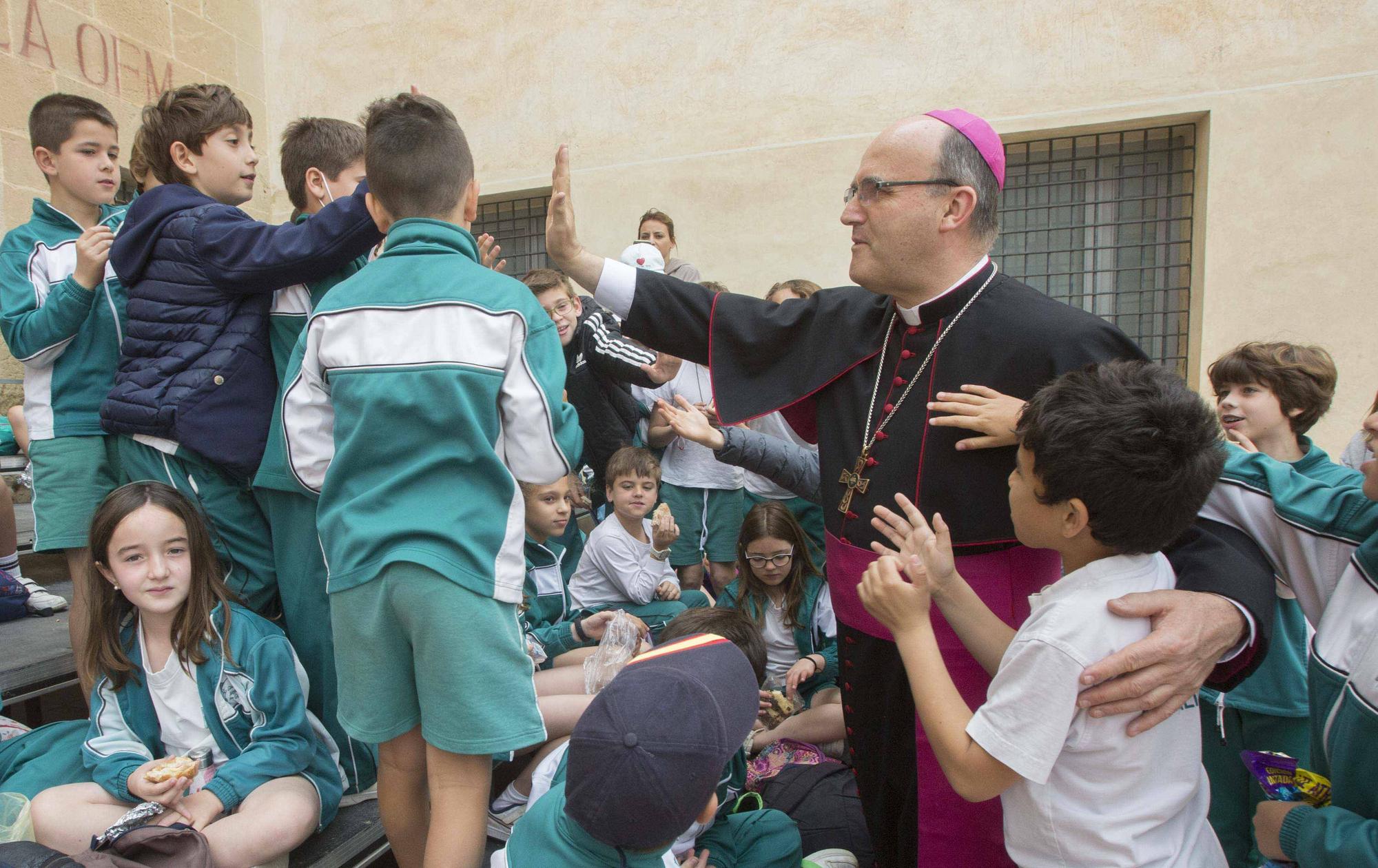 El obispo José Ignacio Munilla recibe a los niños en la Peregrina Escolar de Santa Faz