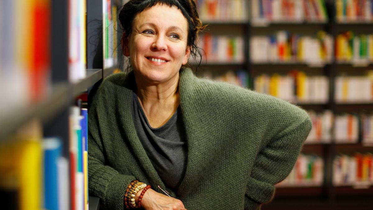 Olga Tokarczuk retratada en Alemania en 2018 tras ganar el Premio Nobel.