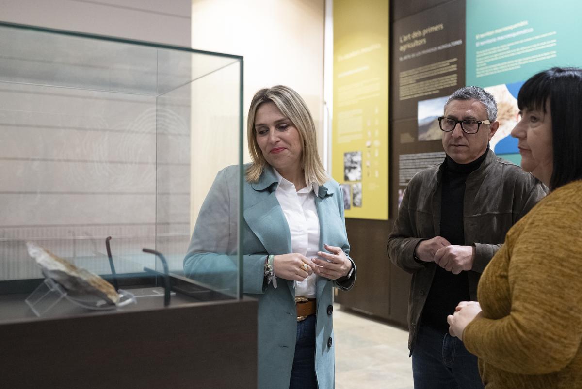 Marta Barrachina, en su visita al Museu de la Valltorta, junto al alcalde de Tírig y la directora del recinto.