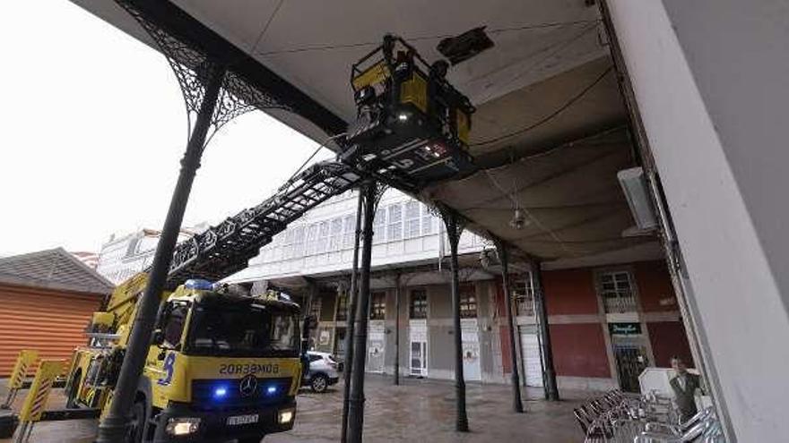 Caen cascotes del techo de uno de los soportales de la plaza de abastos