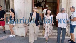 La princesa saudí AlJoharah Talal Alsaud, con gafas, esta mañana en los juzgados de Palma