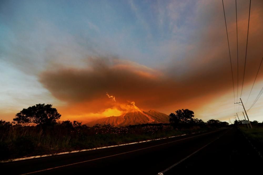 Miles de personas evacuadas por fuerte erupción ...