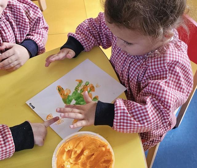 Un grupo de niños de BabyCora en una de las actividades sensoriales y artísticas.