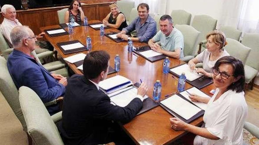 Reunión de ayer en la subdelegación de Gobierno. // R.V.