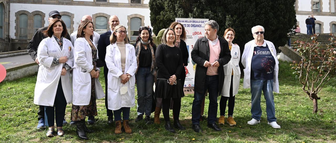 Representantes de los colectivos, profesionales sanitarios y autoridades, ayer ante el Hospital Provincial de Pontevedra.