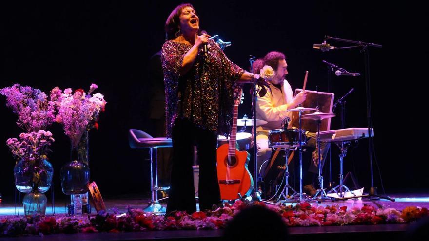 Uxía Senlle durante a súa actuación no Pazo da Cultura de Pontevedra este xoves.