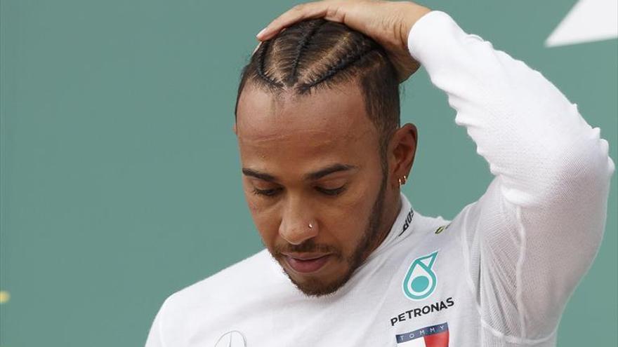 Lewis Hamilton vence en una carrera caótica y se sitúa líder del Mundial