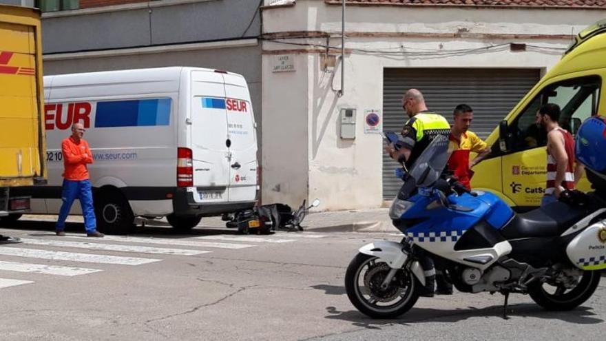 Al fons, el ciclomotor tombat, al costat de la furgoneta