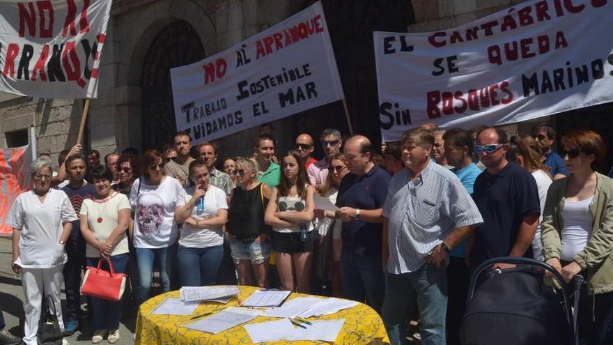 Juan Carlos González, en el centro, leyendo, ayer, el manifiesto en la concentración.