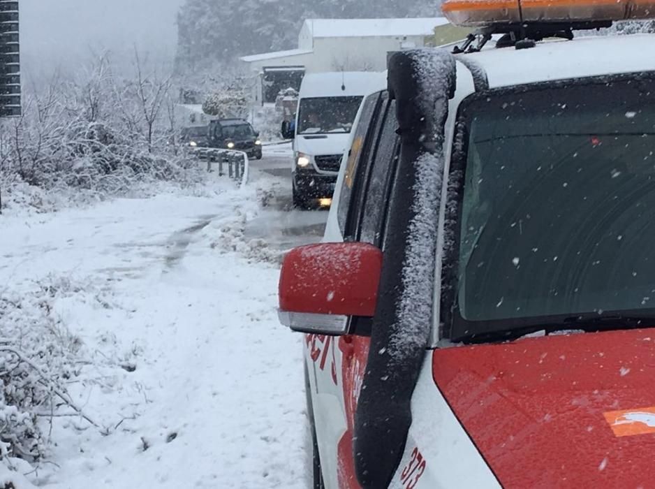 Carretera de Agres a Alfafara. Los bomberos del parque comarcal La Montaña rescatan 15 vehículos atrapados.