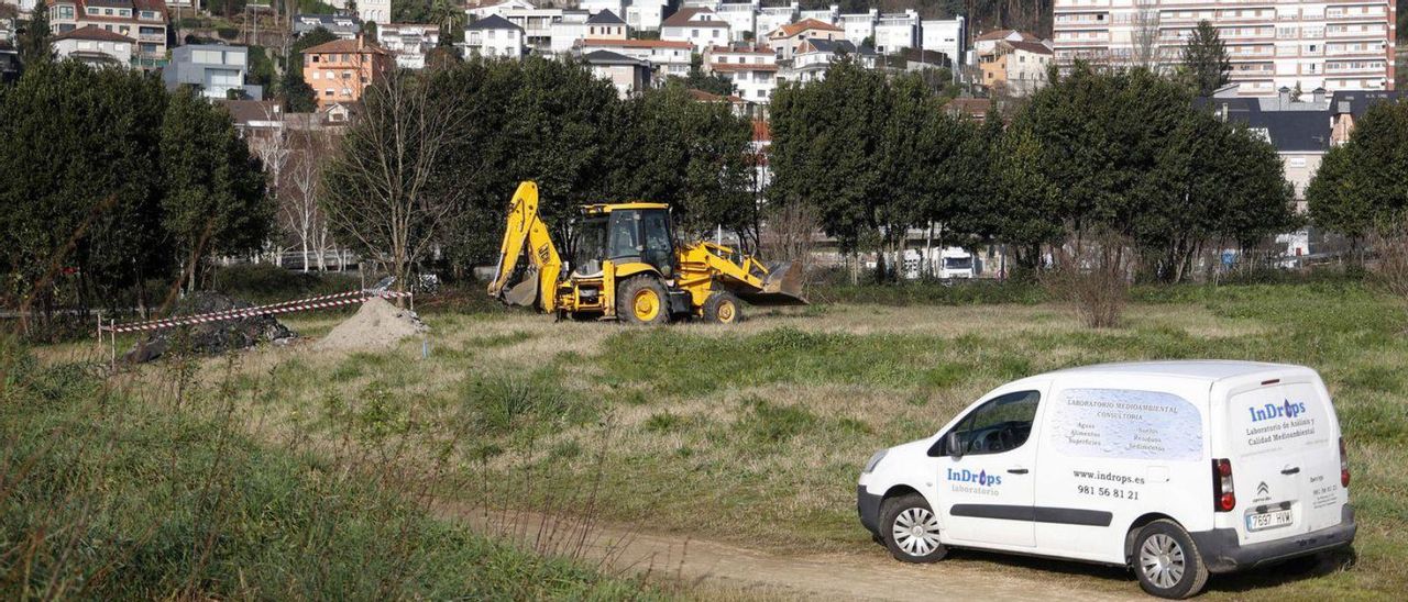 Trabajos de prospección en uno de los terrenos próximos a la AP-9, en la mañana de ayer.
