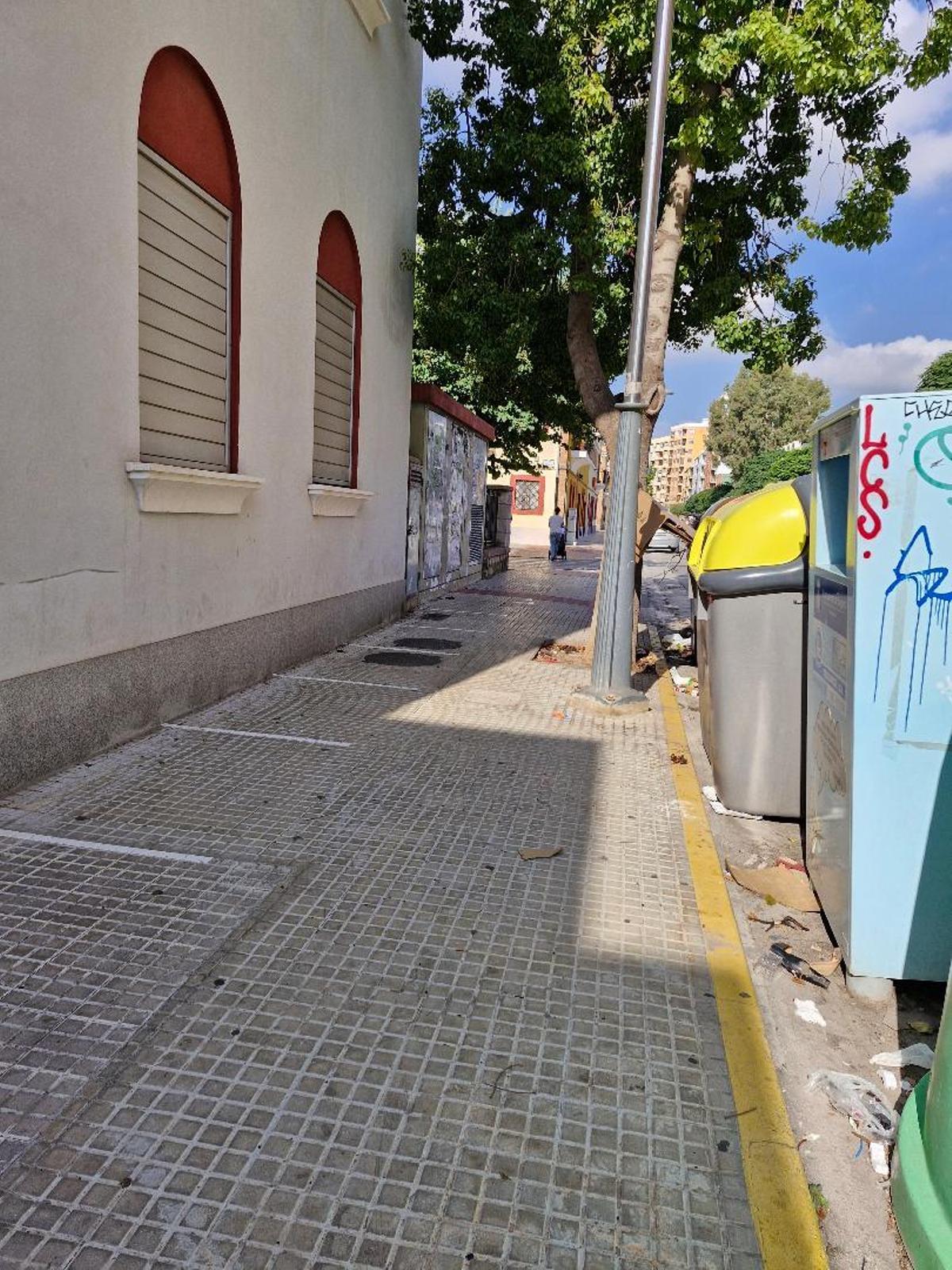Suciedad junto a varios contenedores del Port de Sagunt.