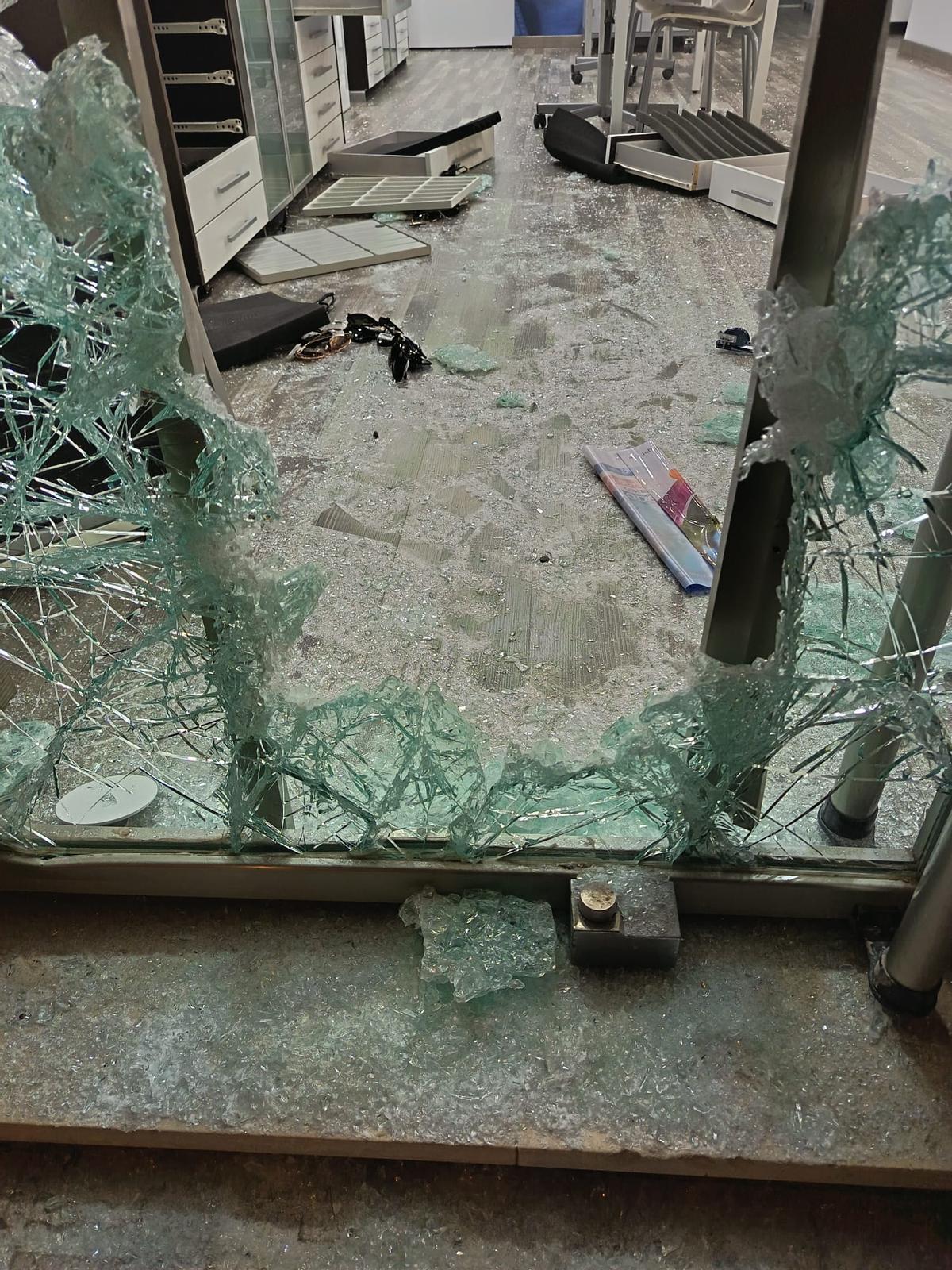 La óptica asaltada en La Marina.