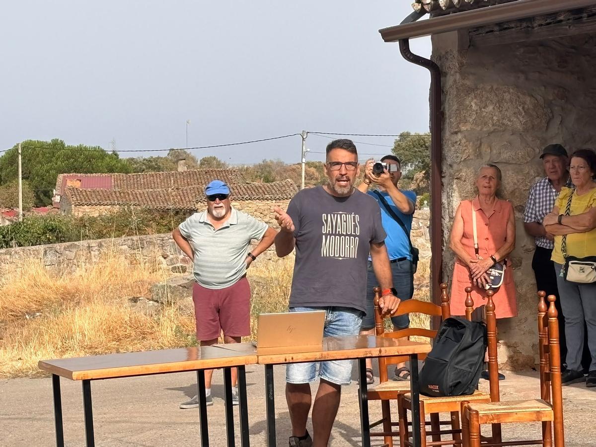 GALERÍA |  La plataforma "Sayago Renace" da sus primeros pasos tras el incendio