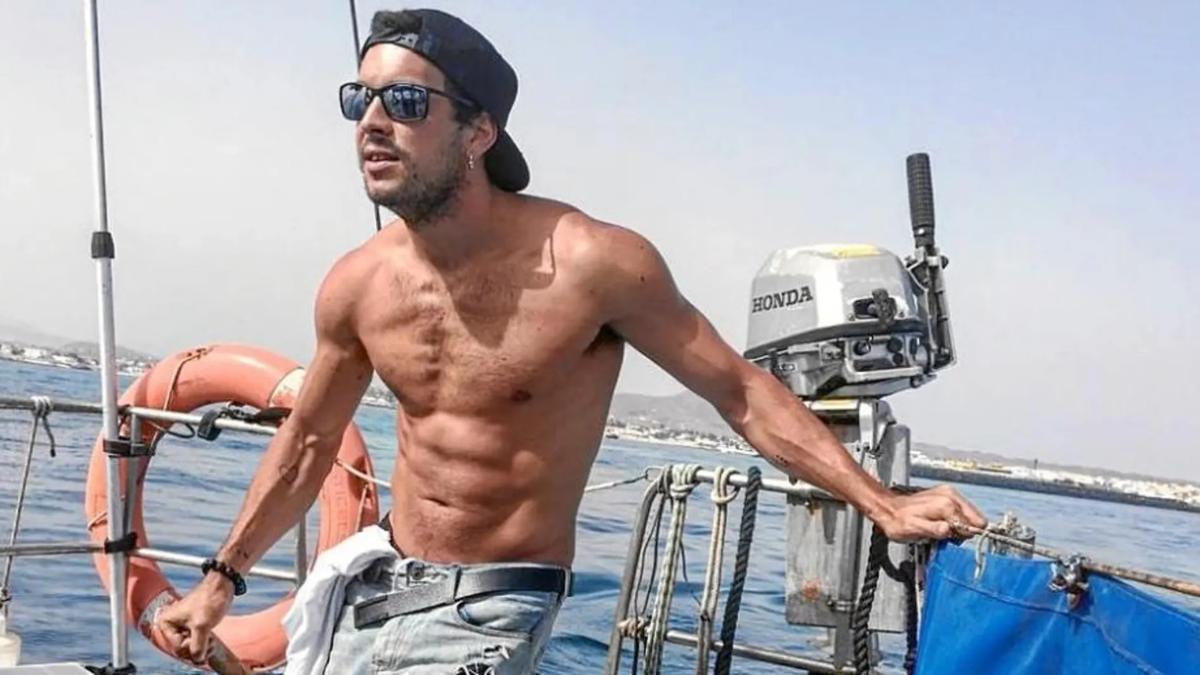 Mario Casas en un barco