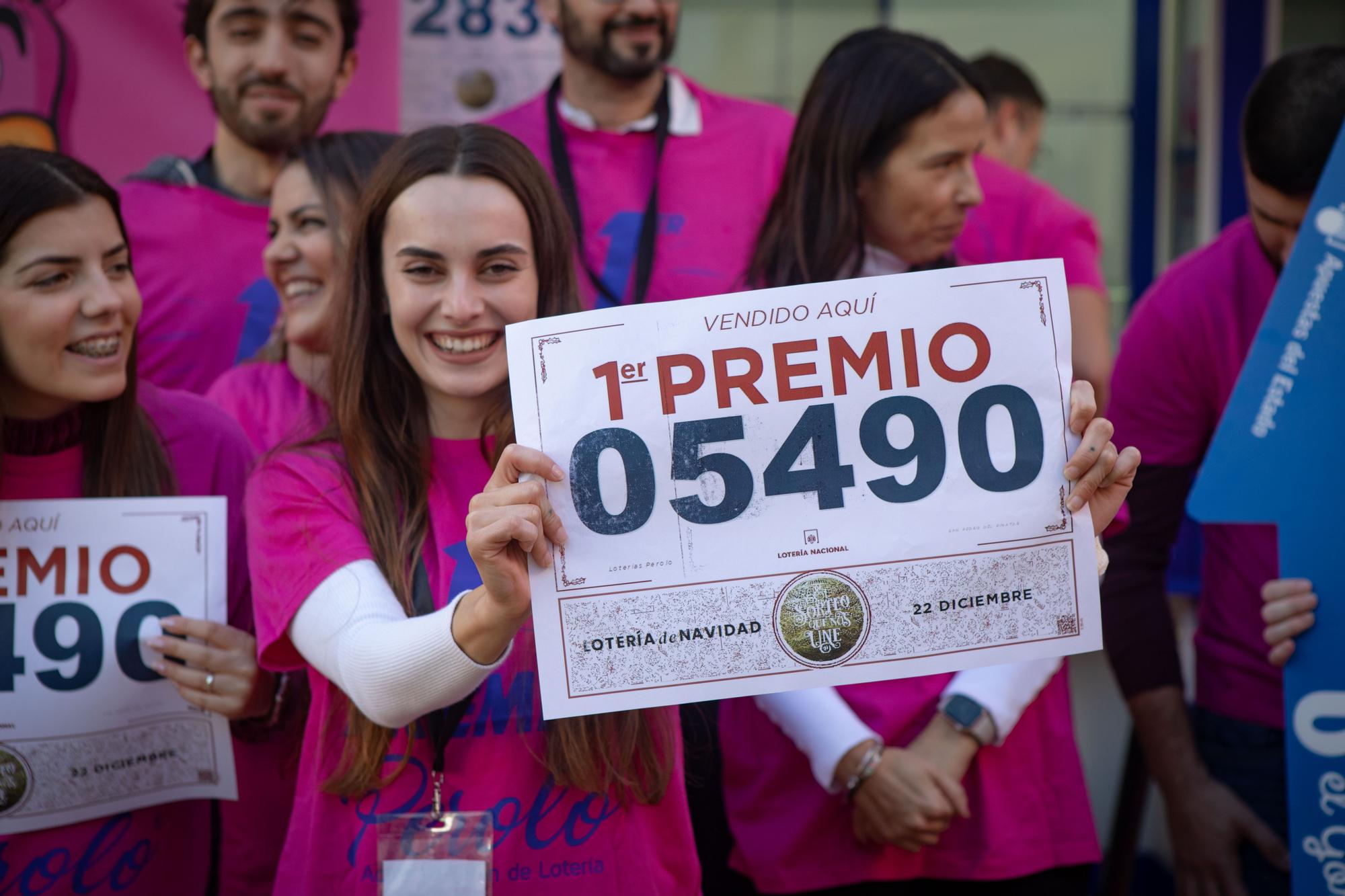 Así han celebrado repartir el Gordo en el Perolo