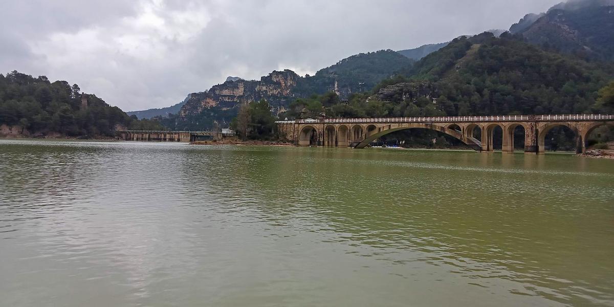 El proyecto prevé hasbilitar una zona de aparcamiento junto al pantano de Ulldecona.