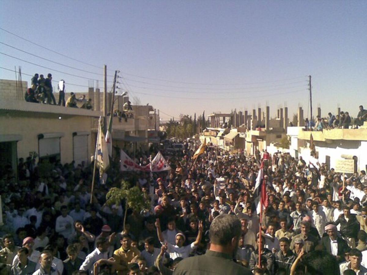 Centenars de sirians es manifesten contra el règim de Baixar al-Assad, diumenge passat, a Daraa.