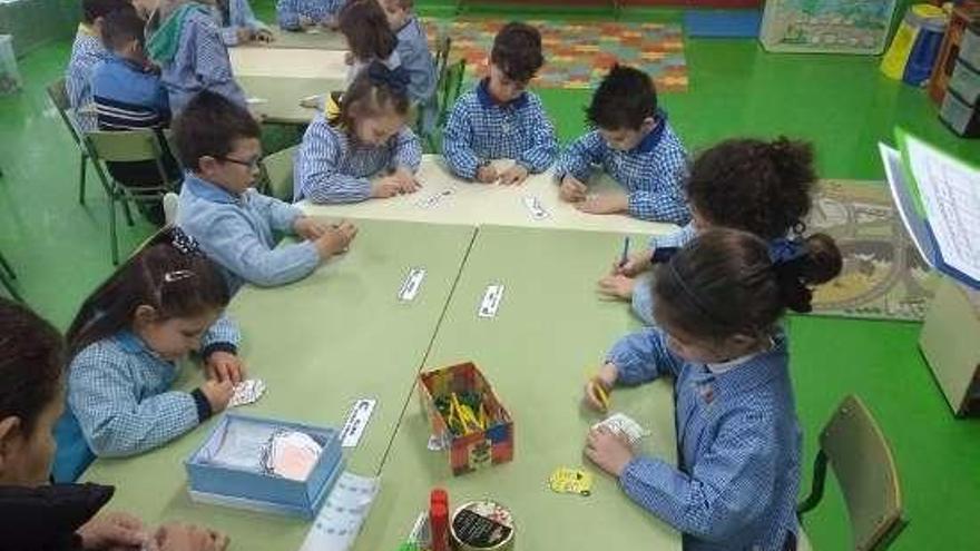 Un grupo de niños en plena tarea. // FdV