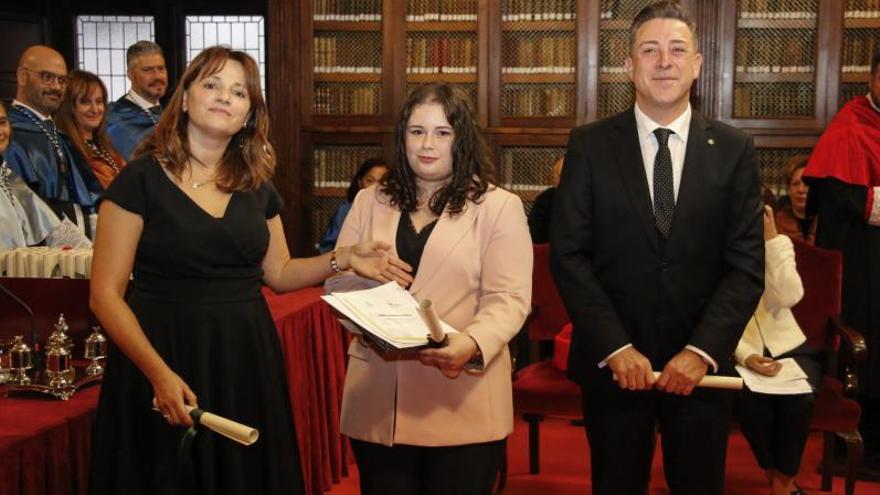 Eva Álvarez Vena recibe su galardón de manos de Cristina Allende y Pedro Pablo Valerio. |  | PABLO SOLARES