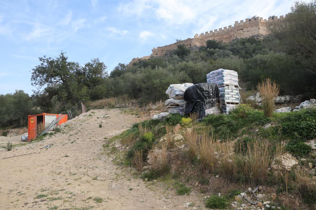Material de obra frente a las murallas de la fortaleza.