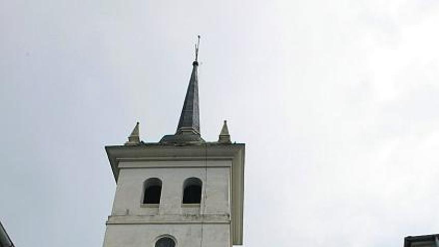 La silueta de Castropol, con la torre de la iglesia de Santiago Apóstol sobresaliendo en el centro, vista desde Piñera, con unas  vacas en primer término. / ángel gonzález