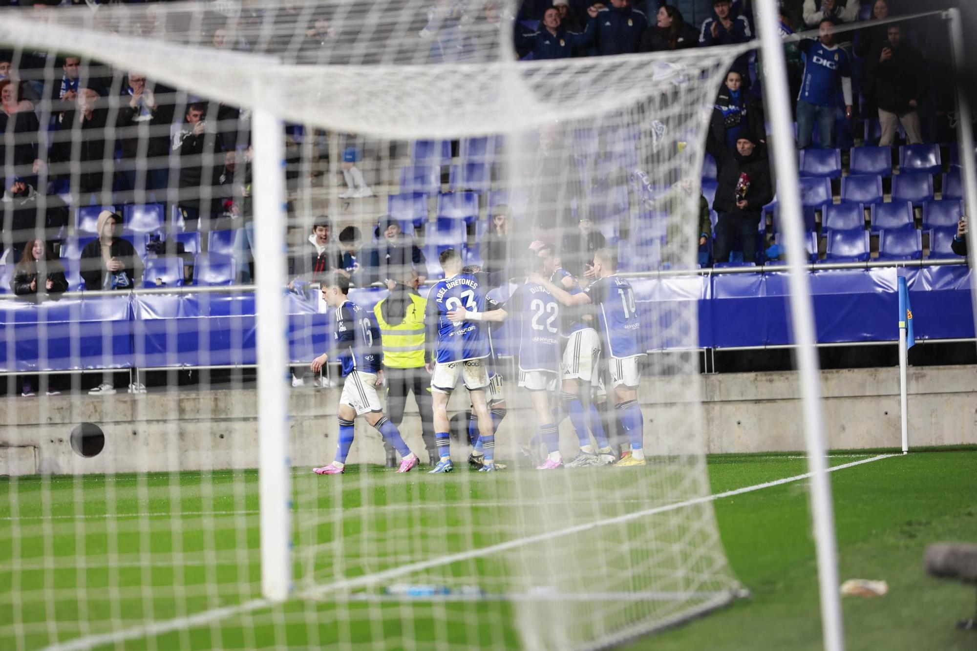 EN IMÁGENES: Ambiente y partido de un Real Oviedo-Levante pasado por agua