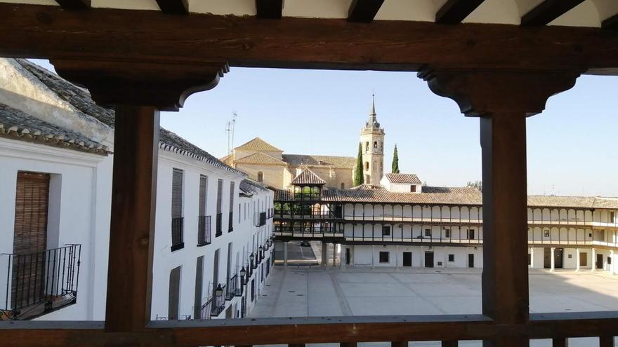 El pueblo medieval que te transporta al Siglo de Oro a una hora de Madrid: su plaza es Bien de Interés Cultural y cuenta con molinos de viento