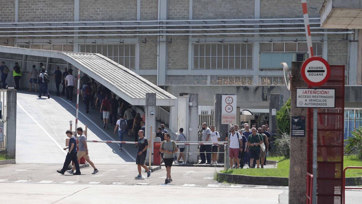 Trabajadores durante el cambio de turno en la factoria de Stellantis en la Zona Franca de Vigo, el primer día de la vuelta al trabajo tras las vacaciones de verano del grueso de la plantilla.