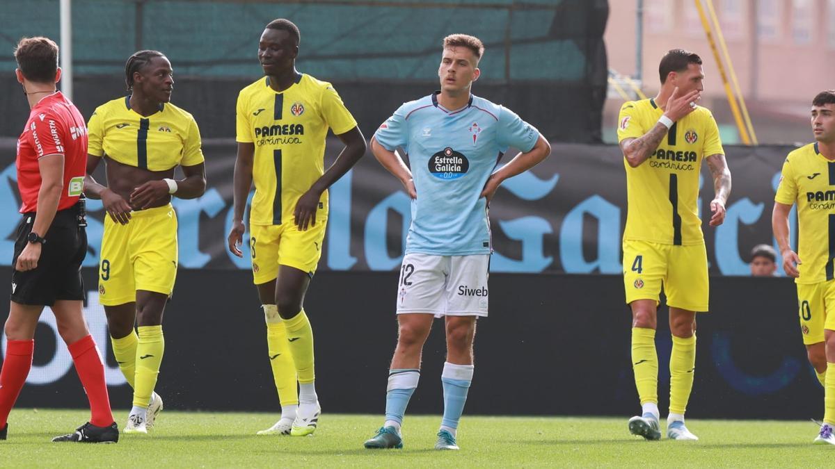 Manu Fernández, entre los jugadores del Villarreal que celebran su gol