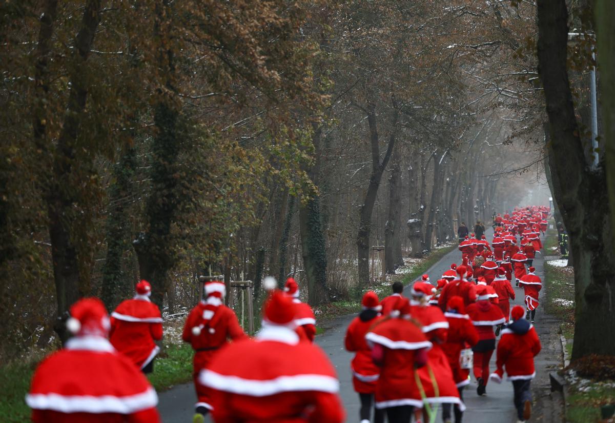 Carrera multitudinaria de papas Noel en Michendorf (Alemania)