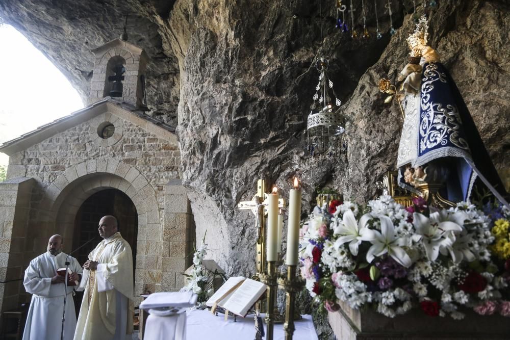 Ofrenda del Real Oviedo a la Santina