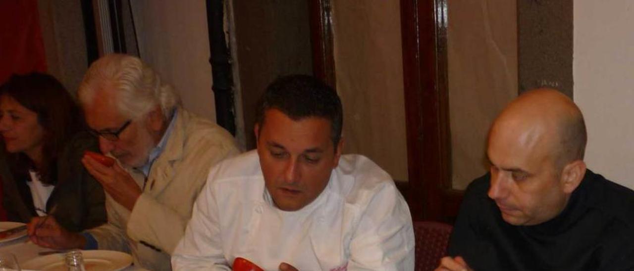 El gastrónomo Francisco Vega y los cocineros Jaime Uz y Álex Sampedro.