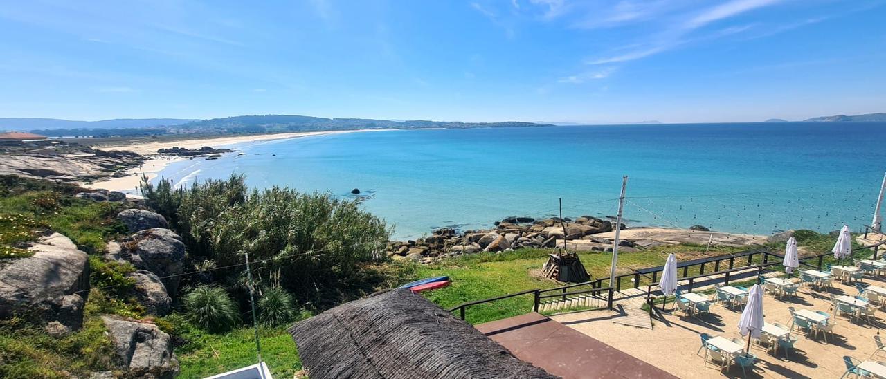 La terraza de uno de los negocios más populares del verano meco, con vistas sobre la playa de A Lanzada, Ons y Cíes.