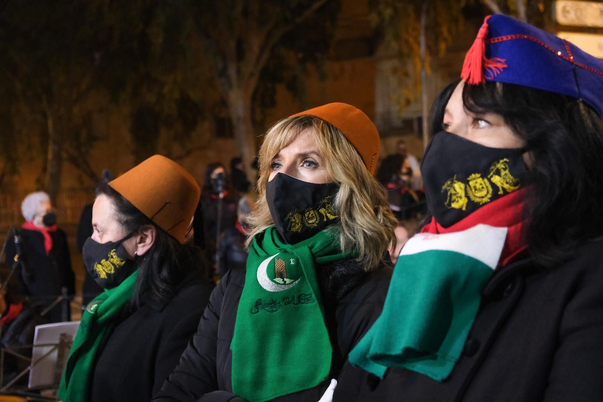 Los eldenses festejan a San Antón, patrón de los Moros y Cristianos, con las típicas vueltas a la hoguera, la bendición de animales, las tradicionales danzas y el reparto del pan