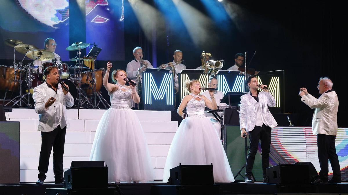 Les imatges de l'Orquestra Maravella a la Festa Major de Caldes de Malavella