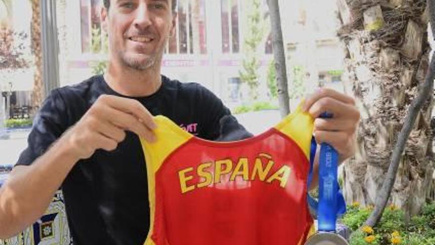 Juan Carlos Esteso, con la medalla de plata lograda en el Mundial de veteranos de Málaga.