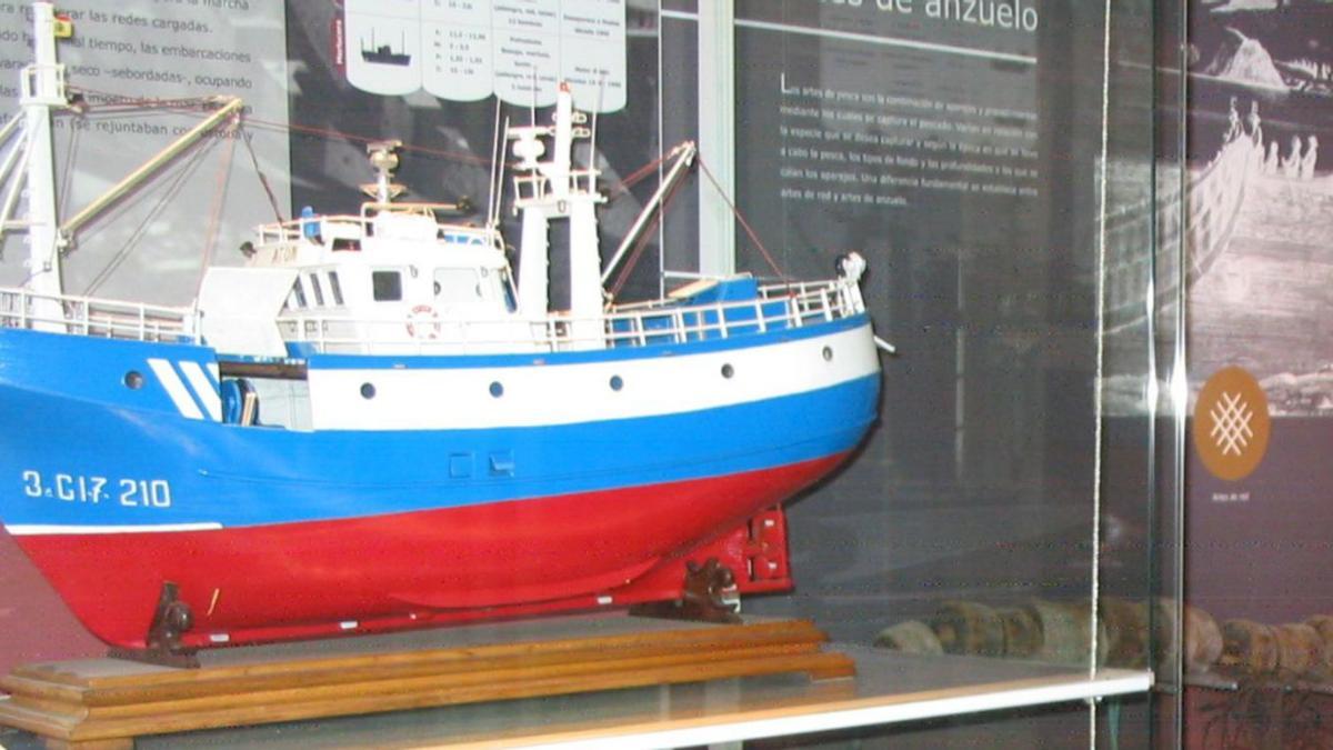 Maqueta de un barco en el Aula Didáctica Los Pixuetos y la Mar.