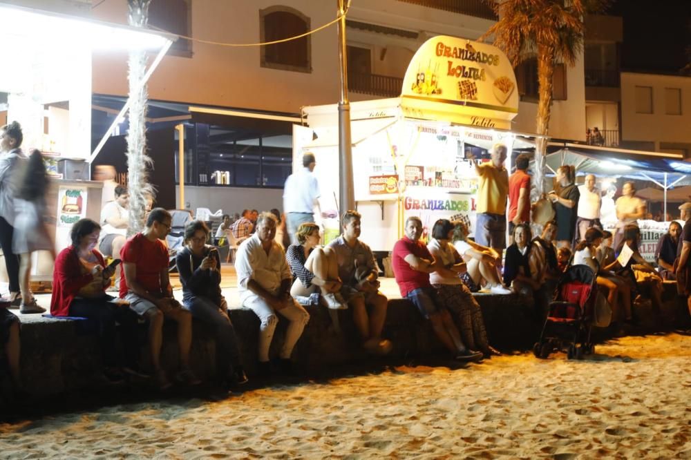 Cientos de personas acuden un año más al arenal de Nigrán para celebrar el inicio del verano entre fuego y diversión.