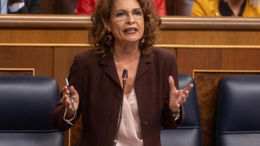 La vicepresidenta primera y ministra de Hacienda, María Jesús Montero, interviene durante una sesión de control al Gobierno, a 20 de noviembre de 2024, en Madrid (España).