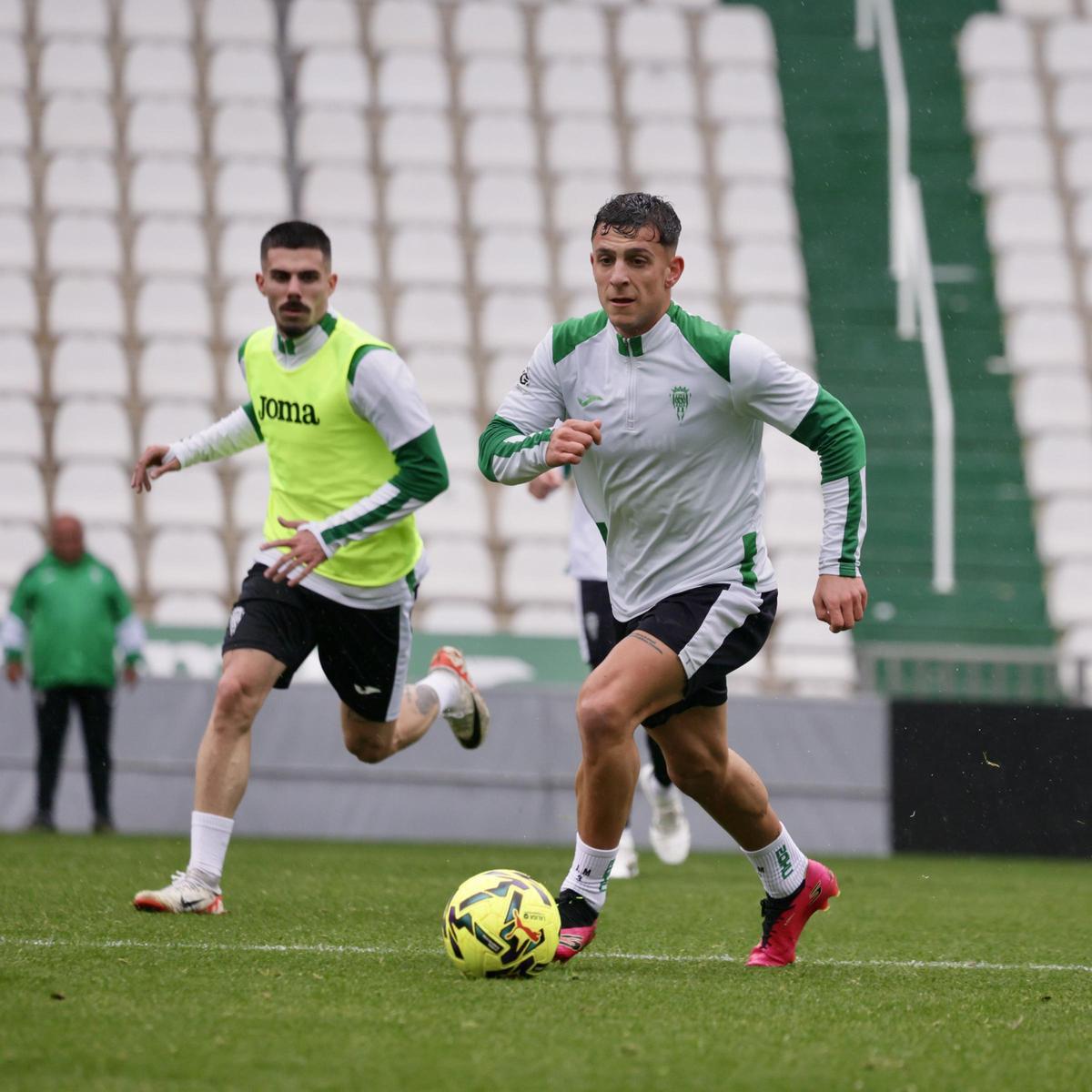 Juan María Alcedo conduce el esférico durante un lance del partidillo de entrenamiento ante el filial.